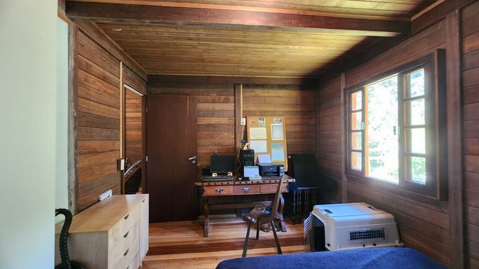 DORMITORIO TERREO COM MOVEIS RUSTICOS