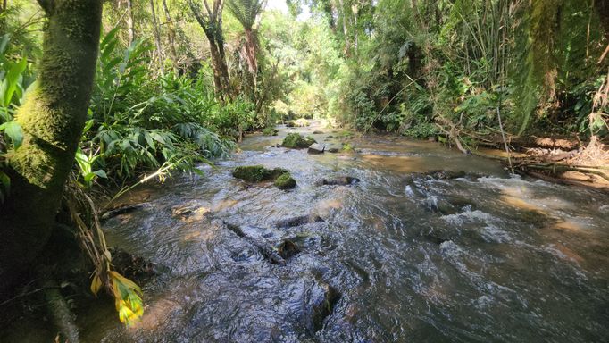 BELO RIO COM AGUAS CRISTALINAS