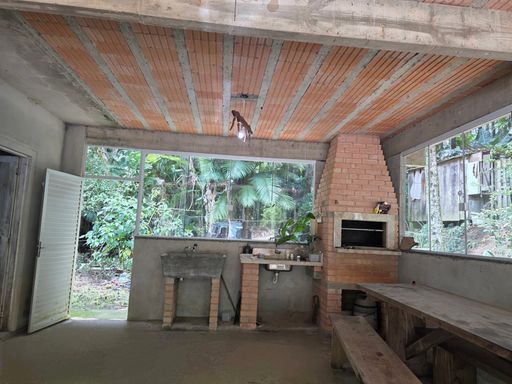 Garagem e churrasqueira com cozinha externa