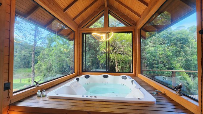 BANHEIRA PARA 7 LUGARES E 3 AMPLAS JANELAS COM VISTA PARA O BOSQUE...