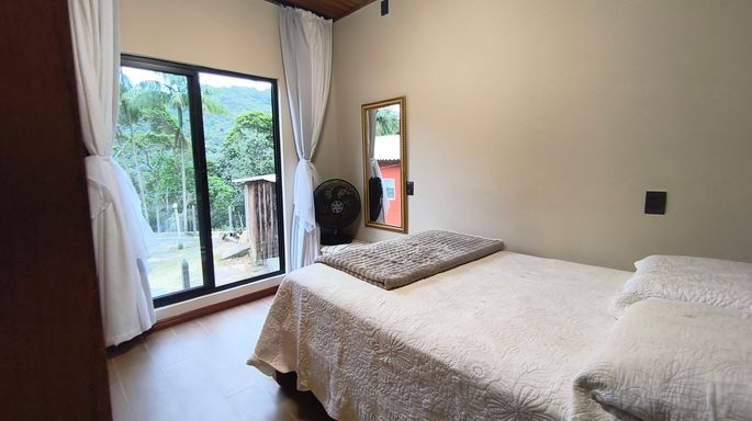 Quarto com janela grande