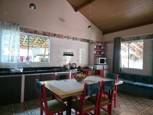 Cozinha mobiliada com fogão a lenha