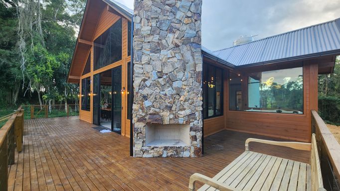 VARANDA, LAREIRA EXTERNA, BANCO, E LINDA CASA