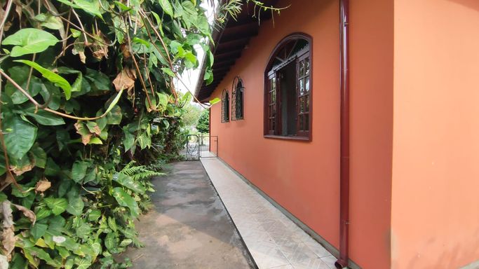 LATERAL DA CASA COM LINDAS PLANTAS