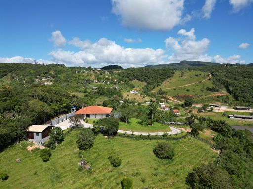 LINDA CASA E BELO JJARDIM E VISTA MARAVILHOSAS