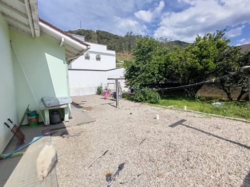 FUNDOS DA CASA E POMAR