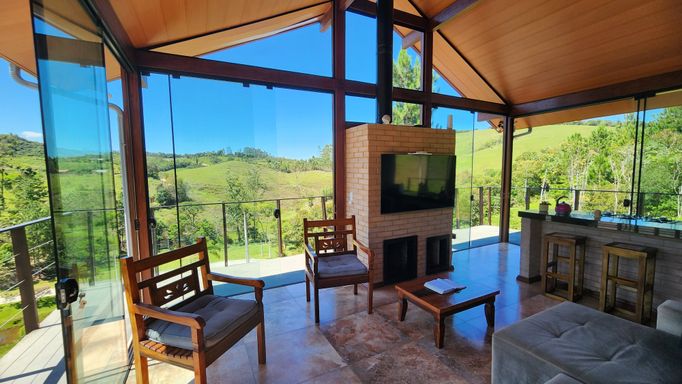 CADEIRAS, LAREIRA E LINDA VISTA PARA AS COLIBAS