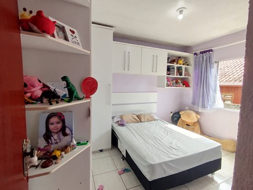 Quarto mobiliado com cama e armarios