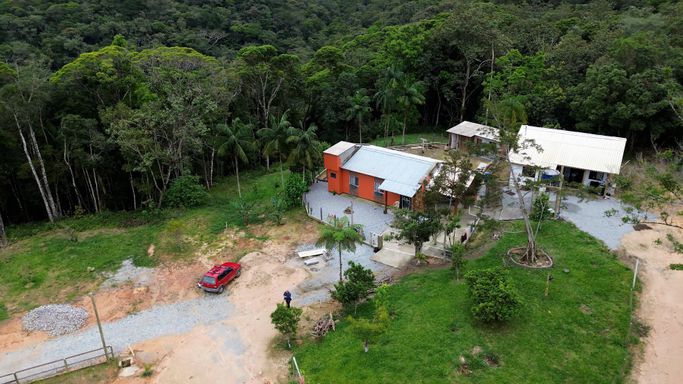 Casas e pátio vistos do drone