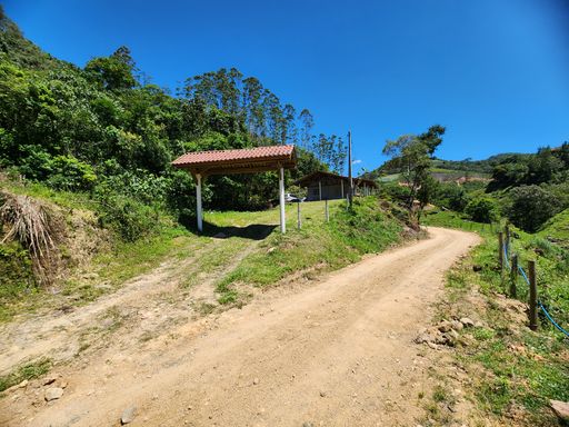 Portal e estrada de acesso