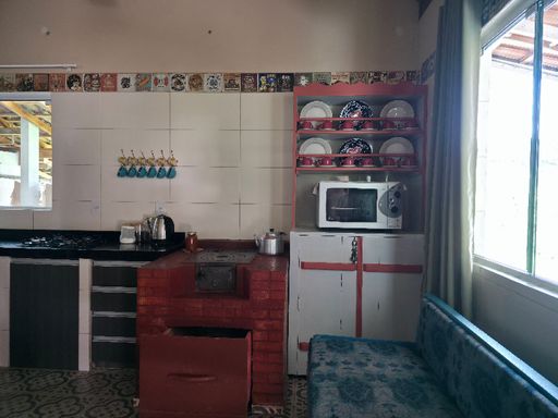 Fogão a lenha e móveis coloniais