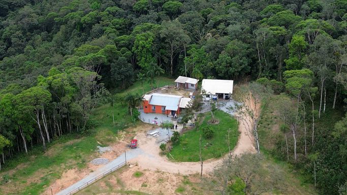 Vista aérea das duas casas na chácara à venda em Águas Mornas SC