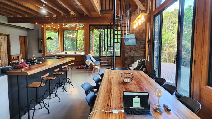 MESA AMPLA E SALA AMPLA