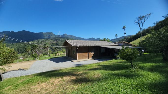 CASA E POMAR MARAVILHOSO