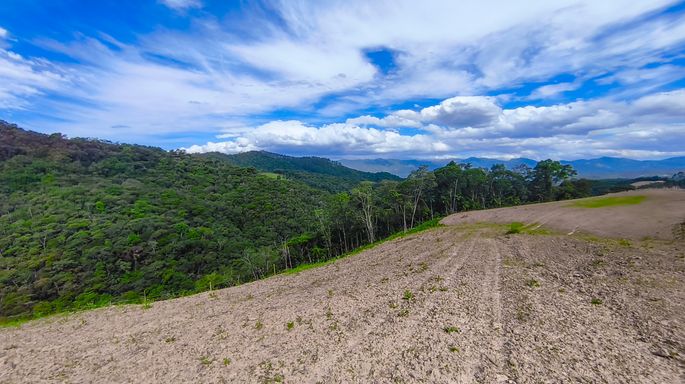 Terreno preparado com céu aberto