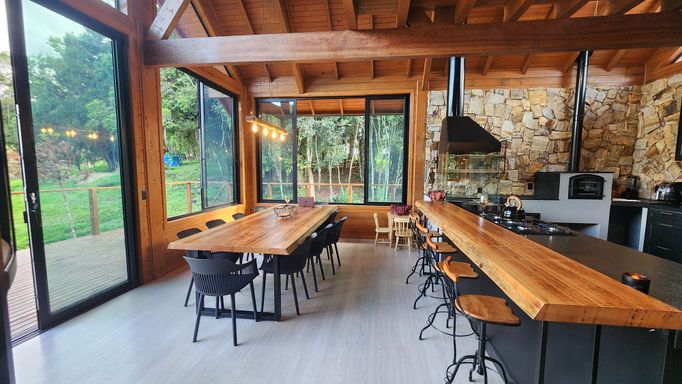 SALA DE  ESTAR COM MESA AMPLA E PE DIREITO ALTO