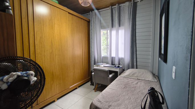 Quarto com guarda-roupa