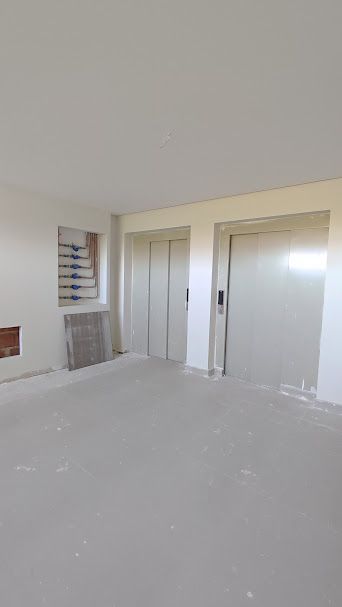 Prédio com elevador, Hall amplo