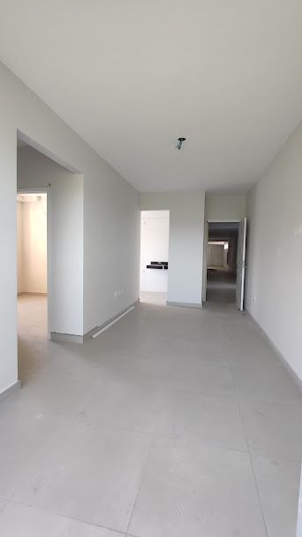 Sala - visão da sacada para porta de entrada