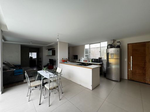 Área de jantar conceito aberto com cozinha