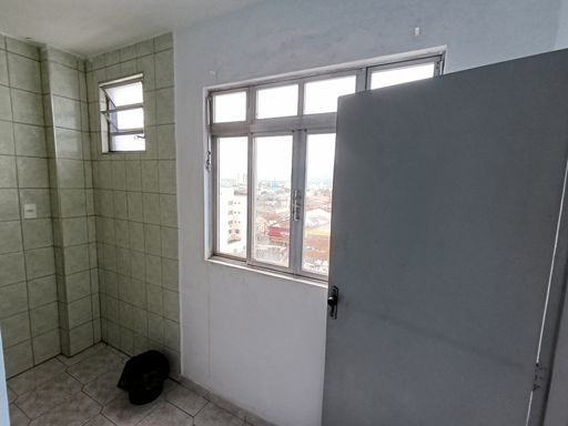 Entrada e acesso à Copa e banheiro