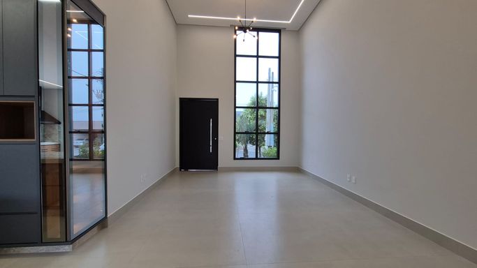 Sala ampla com pé direito alto