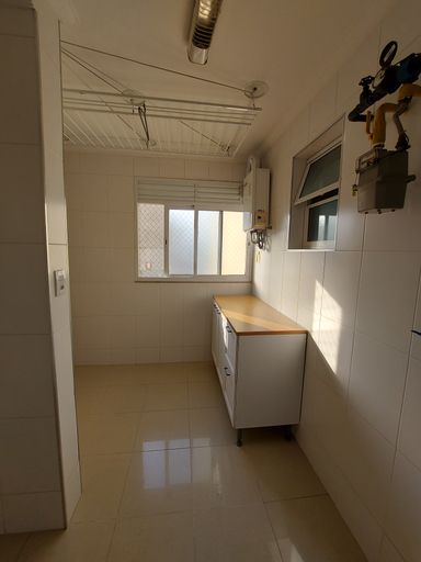Lavanderia com varal elétrico e grande