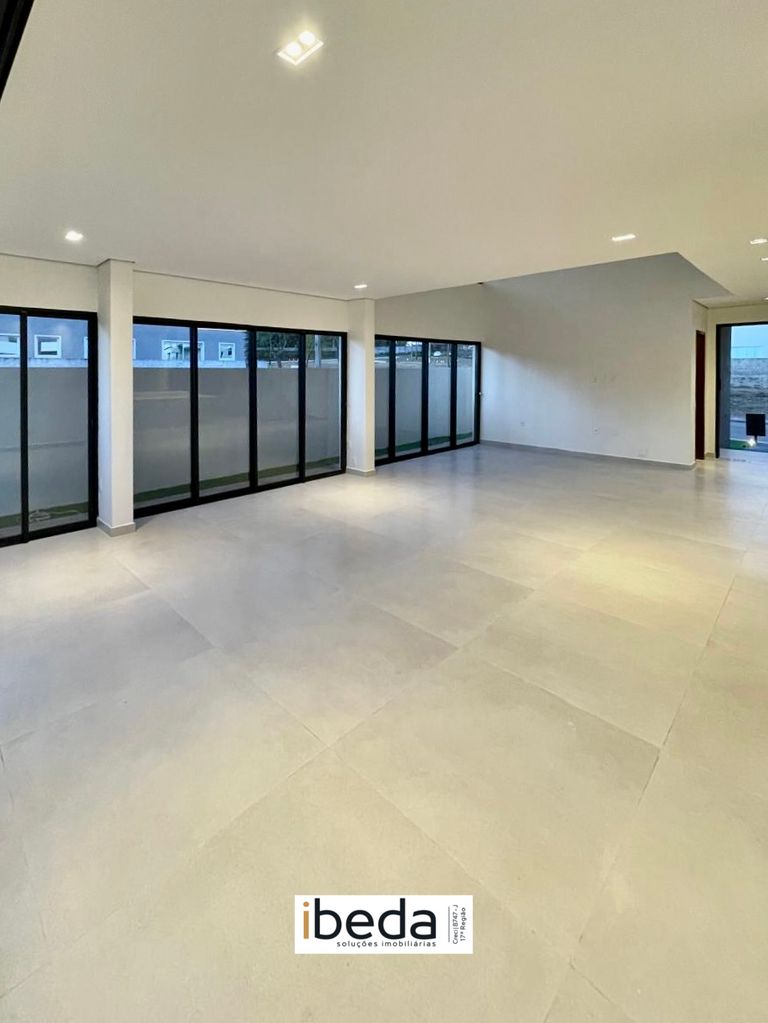 Casa de Condomínio para alugar com 4 quartos, 268m² - Foto 3