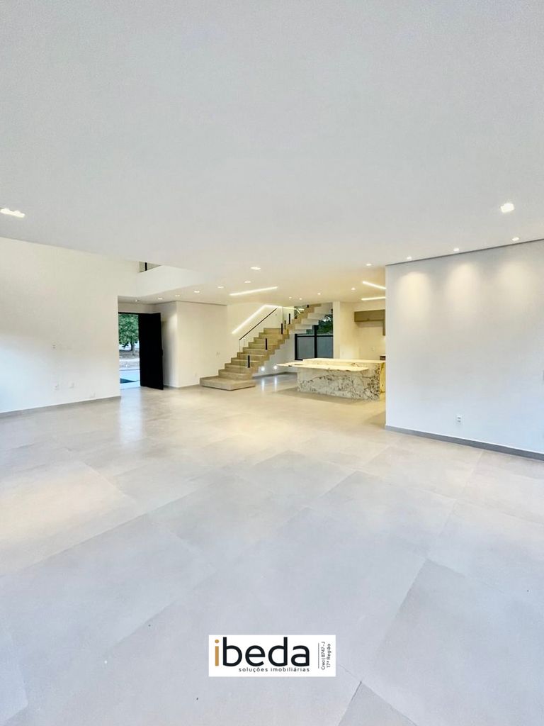Casa de Condomínio para alugar com 4 quartos, 268m² - Foto 2