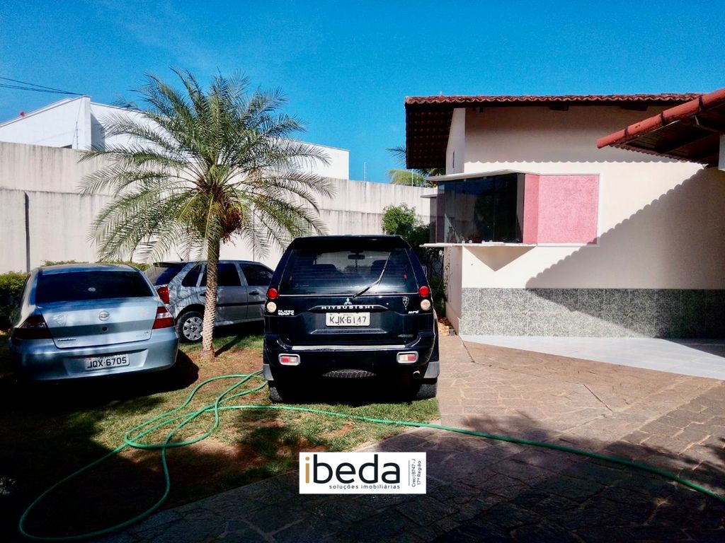 Casa à venda com 4 quartos, 1000m² - Foto 1