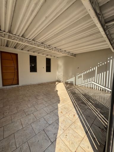 garagem coberta com capacidade para 2 carros