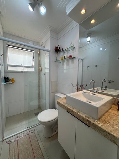 Banheiro social, com armário planejado box Blindex