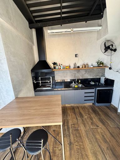 piso superior: churrasqueira, pia e cooktop