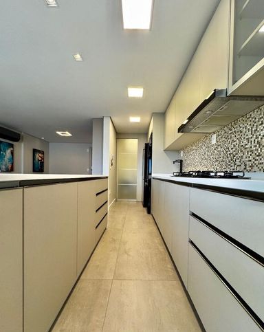 Cozinha com armarios embutidos