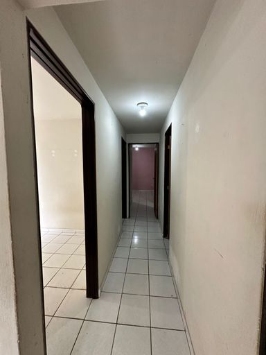CORREDO DE ACESSO AOS QUARTOS E BANHEIRO