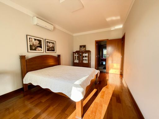 dormitório 03, é uma demi-suíte, com varanda para a piscina da casa