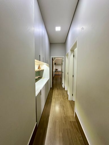 Corredor entre dormitórios com amplo roupeiro