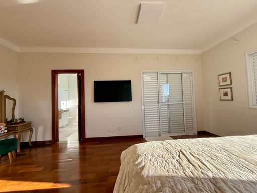 Suíte 02, Master, com ampla varanda que tem vista para toda a área da piscina
