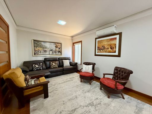 Sala de TV no térreo (pode transformar em 01 ampla suíte com closet)
