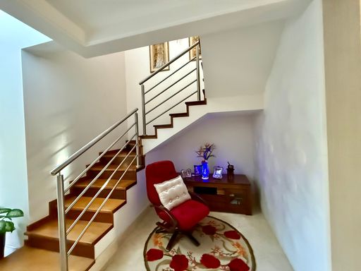 Hall da escada para os dormitórios em madeira