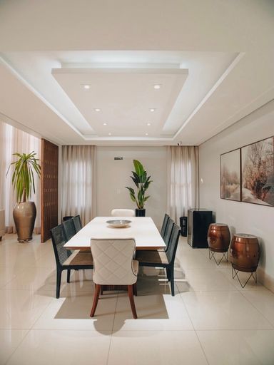 Sala de jantar com espaço para mesa de até 12 lugares