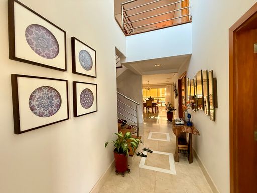 Hall de entrada com pé direito alto