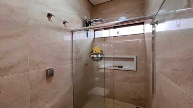 Casa à Venda como preço reduzido, 5 quartos, 4 banheiros sendo 2 suítes e 267m² — foto 2