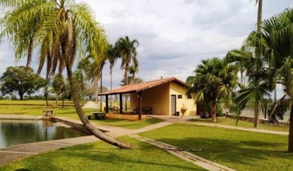 Quiosque com churrasqueiras a carvao