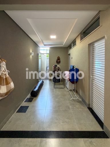 Área de acesso ao serviço e lavabo externo