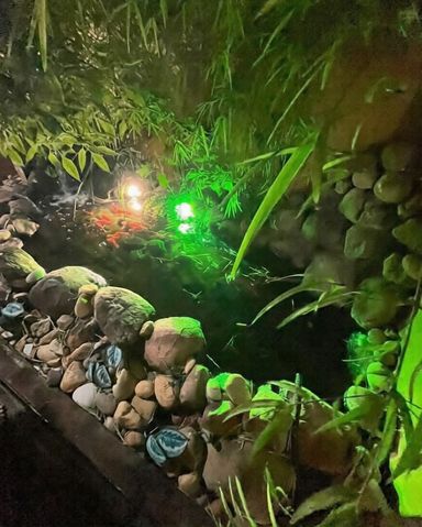 pequeno lago ornamental em pedras naturais