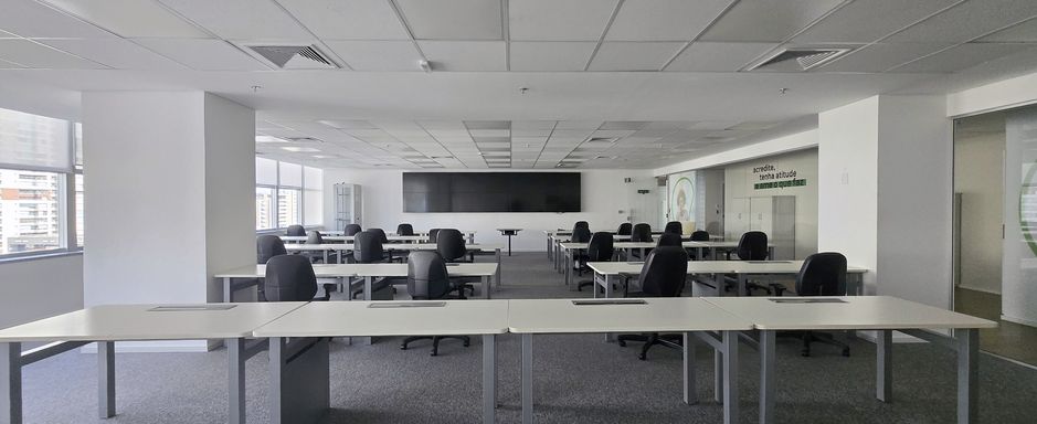 Escritório mobiliado com estações de trabalho