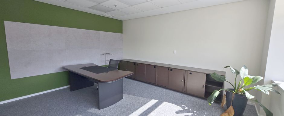 Sala de diretoria com mesa e armários