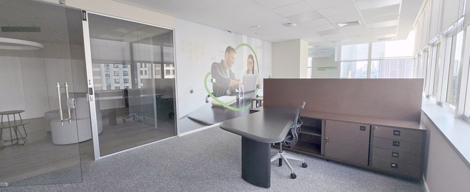 Ambiente de trabalho com divisórias de vidro