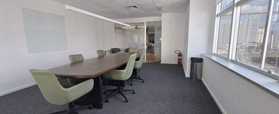 Sala de reunião com iluminação natural